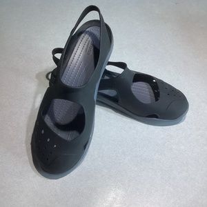 Women’s 10 Crocs black sandal slip-on’s Excellent Like New Condition